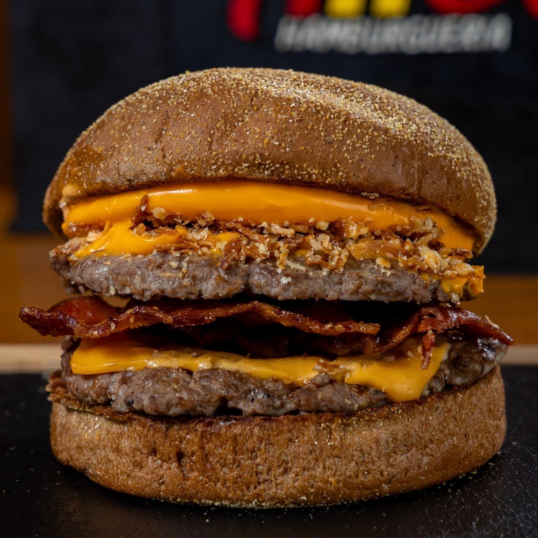 Hambúrguer Melt Bacon com creme de cheddar e bacon crocante - entrega rápida em Camboriú